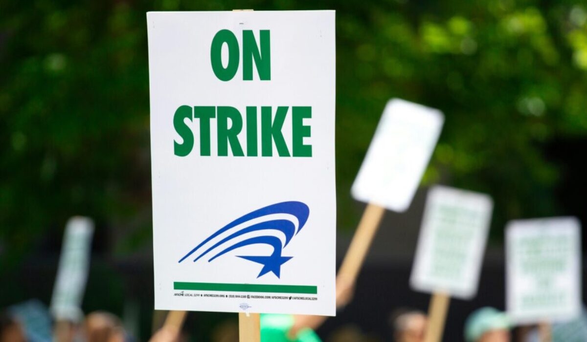 pexels-mediocrememories-1094323